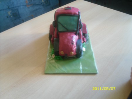 Traktor červený